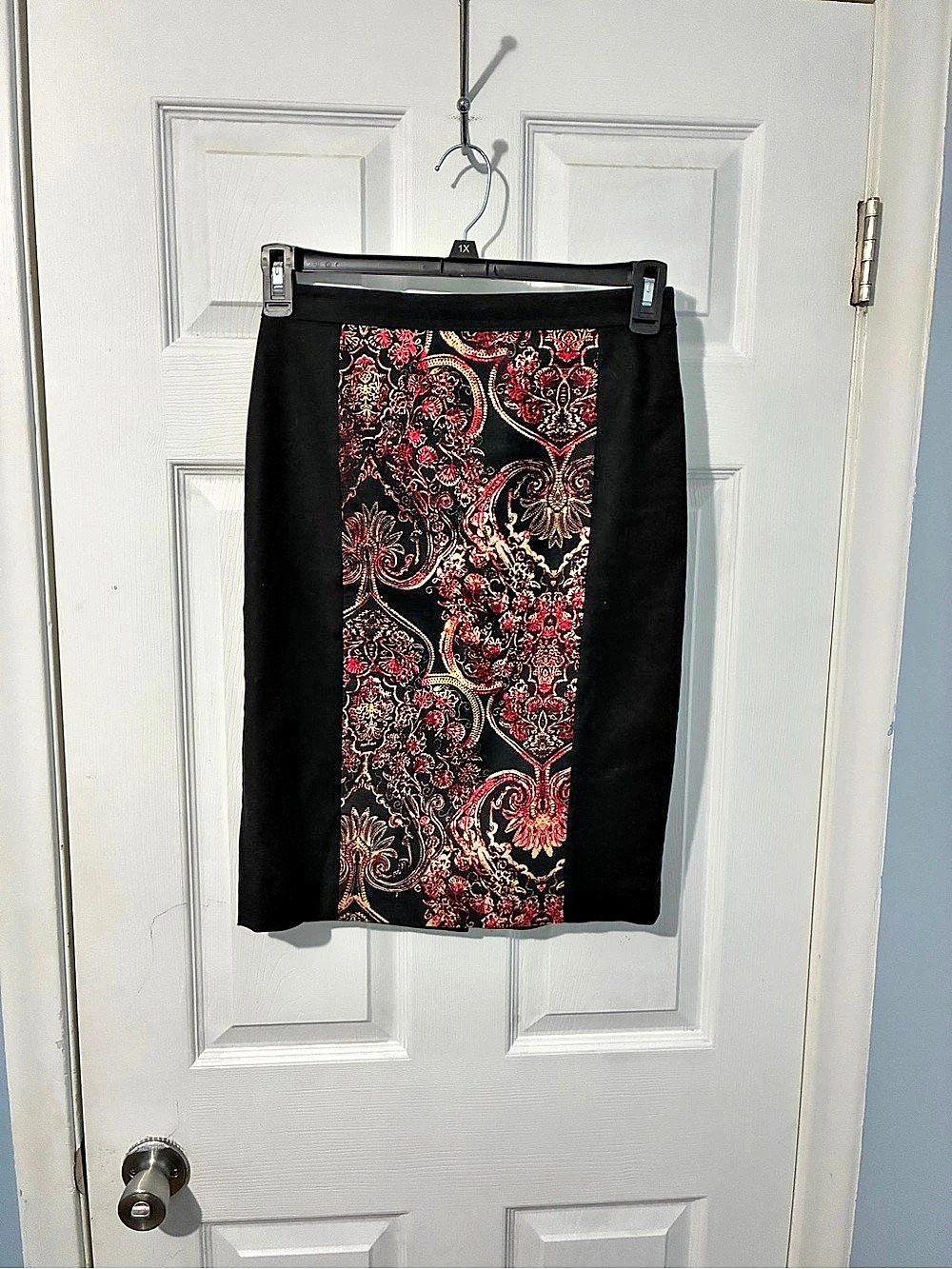Ann Taylor Loft Paisley Pencil Skirt in Black & Red Size 2 Like New